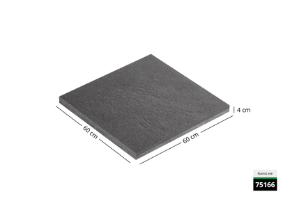 Saubere Schnittkante der 60x60 Terrassenplatte in grauer Natursteinoptik von Woehe & Heydemann mit feinkörniger Oberfläche  