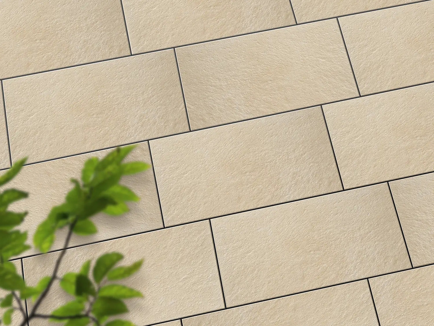 Verlegte NanoLine-Platten in beige von Woehe & Heydemann in 80x40 – Naturstein-Optik mit harmonischer Linienführung 