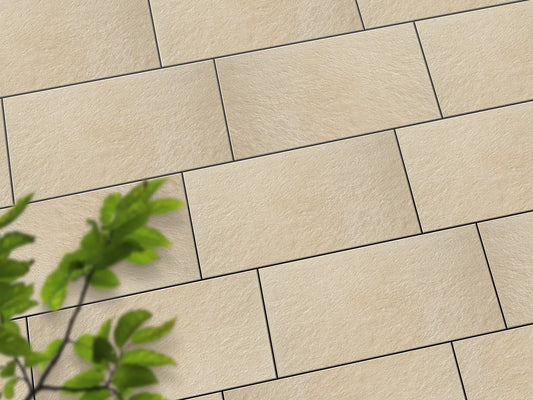 Verlegte NanoLine-Platten in beige von Woehe & Heydemann in 80x40 – Naturstein-Optik mit harmonischer Linienführung 