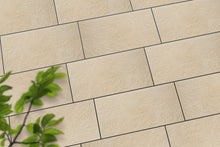 Verlegte NanoLine-Platten in beige von Woehe & Heydemann in 80x40 – Naturstein-Optik mit harmonischer Linienführung 