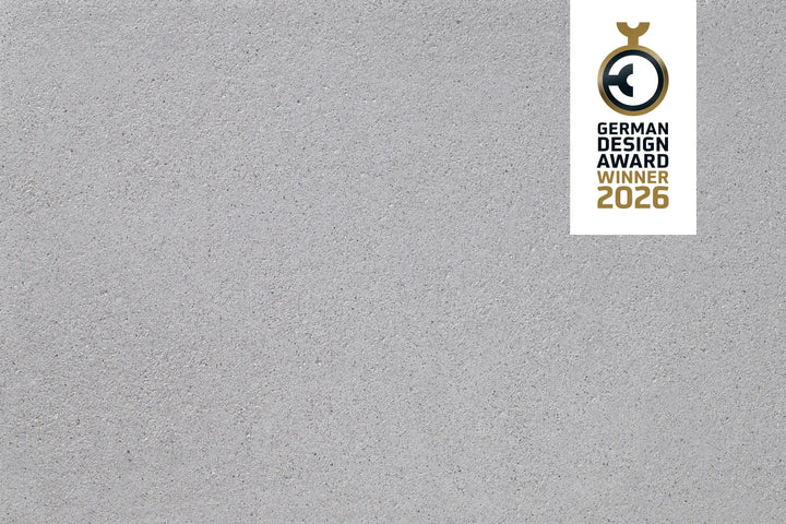 CO2-reduzierte ZeroLine-Terrassenplatte in grauer Naturstein-Optik von Woehe & Heydemann - nachhaltige feine Oberfläche GDA Winner