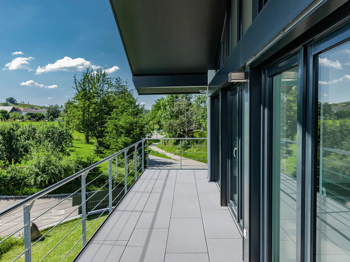 80x40 ZeroLine-Terrassenplatten in grauer Natursteinoptik von Woehe & Heydemann verlegt auf einer Terrasse 