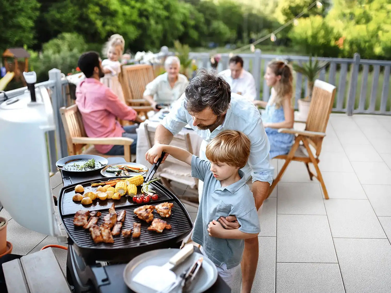 60x40 ZeroLine-Terrassenplatten in grauer Natursteinoptik von Woehe & Heydemann verlegt auf einer Terrasse 