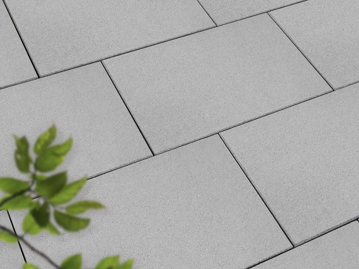 Verlegte ZeroLine-Platten in grau von Woehe & Heydemann in 60x40 – Naturstein-Optik mit harmonischer Linienführung 