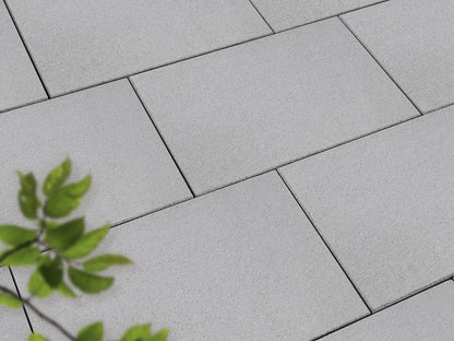 Verlegte ZeroLine-Platten in grau von Woehe & Heydemann in 60x40 – Naturstein-Optik mit harmonischer Linienführung 