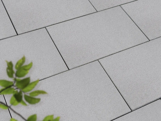 Verlegte ZeroLine-Platten in grau von Woehe & Heydemann in 60x40 – Naturstein-Optik mit harmonischer Linienführung 