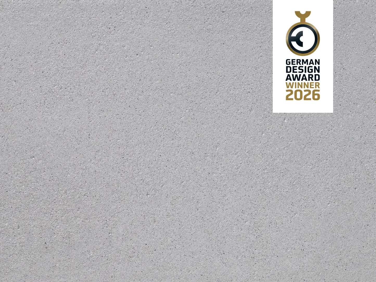 CO2-reduzierte ZeroLine-Terrassenplatte in grauer Naturstein-Optik von Woehe & Heydemann - nachhaltige feine Oberfläche GDA Winner