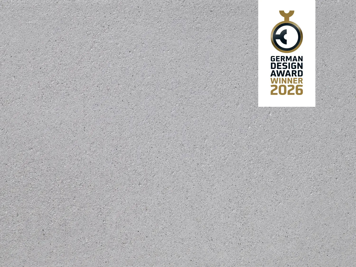 CO2-reduzierte ZeroLine-Terrassenplatte in grauer Naturstein-Optik von Woehe & Heydemann - nachhaltige feine Oberfläche GDA Winner