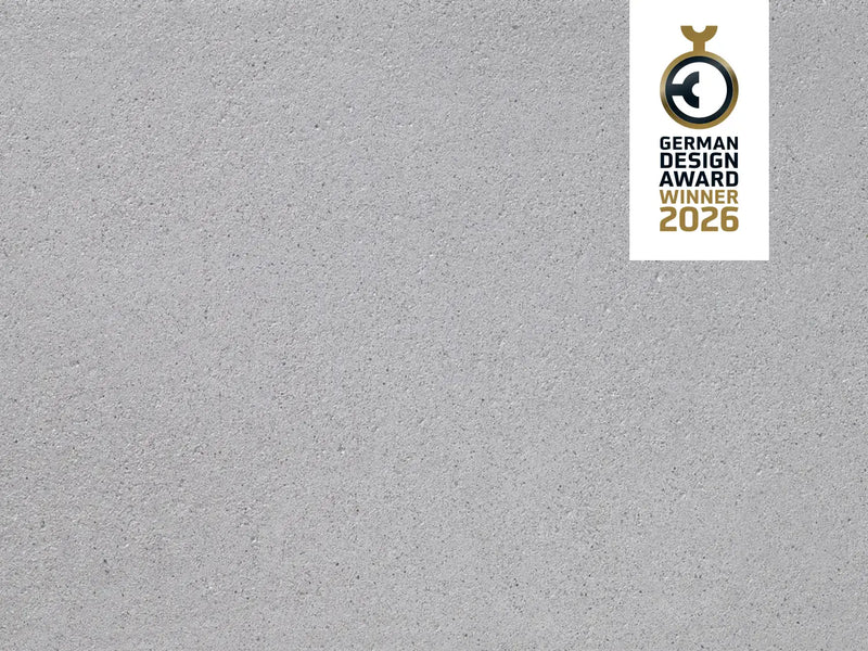 CO2-reduzierte ZeroLine-Terrassenplatte in grauer Naturstein-Optik von Woehe & Heydemann - nachhaltige feine Oberfläche GDA Winner