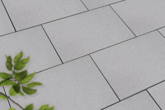 Verlegte ZeroLine-Platten in grau von Woehe & Heydemann in 60x40 – Naturstein-Optik mit harmonischer Linienführung