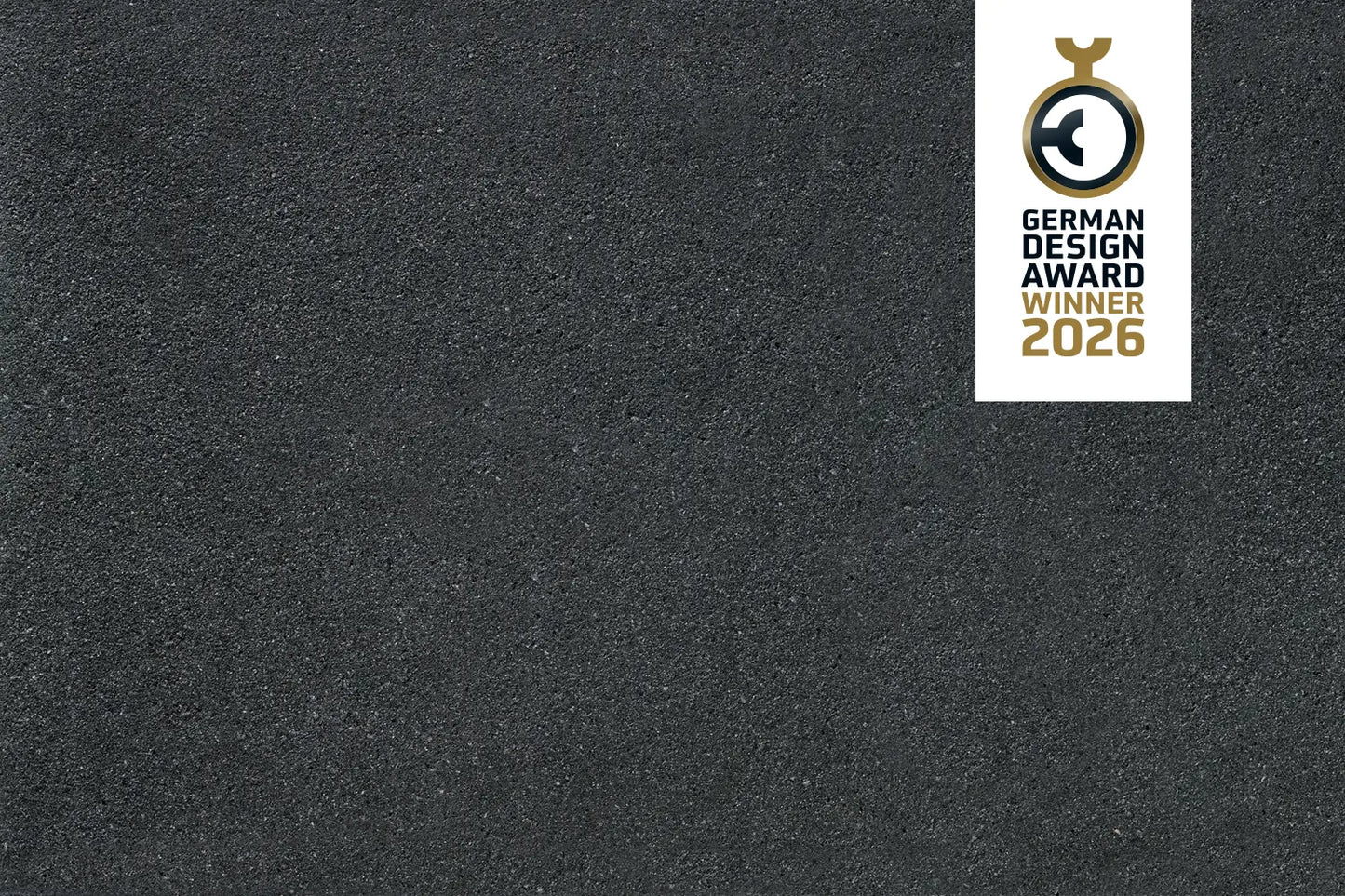 CO2-reduzierte ZeroLine-Terrassenplatte in grauer Naturstein-Optik von Woehe & Heydemann - nachhaltige feine Oberfläche GDA Winner