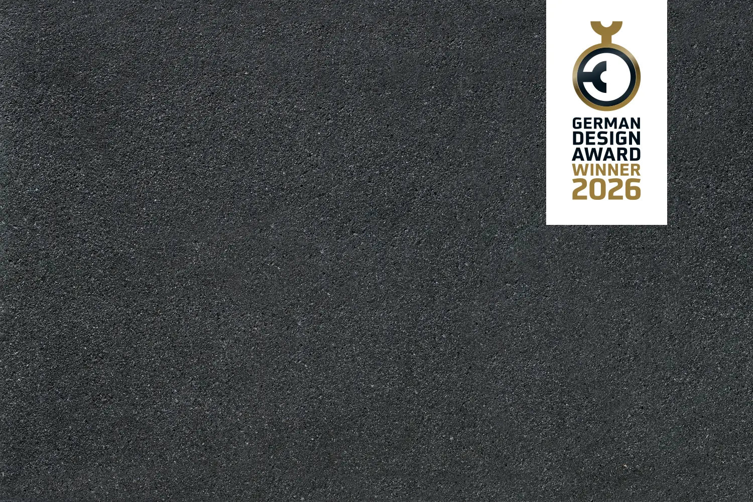 CO2-reduzierte ZeroLine-Terrassenplatte in grauer Naturstein-Optik von Woehe & Heydemann - nachhaltige feine Oberfläche GDA Winner