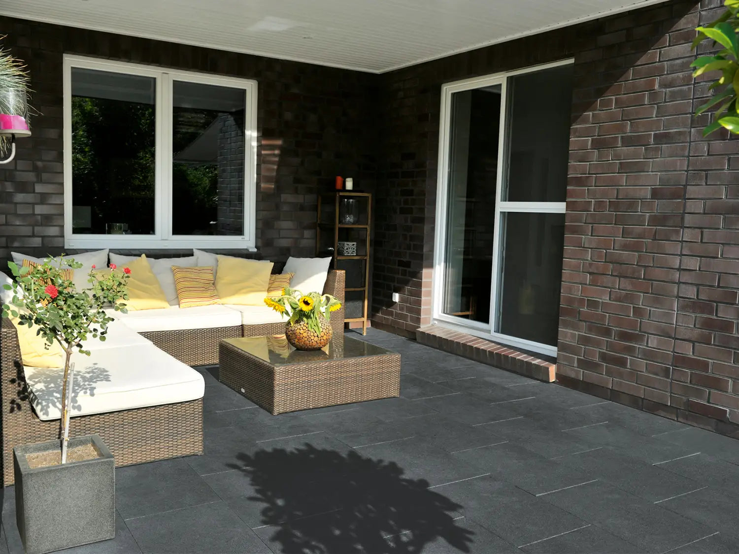 60x40 ZeroLine-Terrassenplatten in grauer Natursteinoptik von Woehe & Heydemann verlegt auf einer Terrasse 