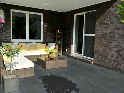 60x40 ZeroLine-Terrassenplatten in grauer Natursteinoptik von Woehe & Heydemann verlegt auf einer Terrasse 