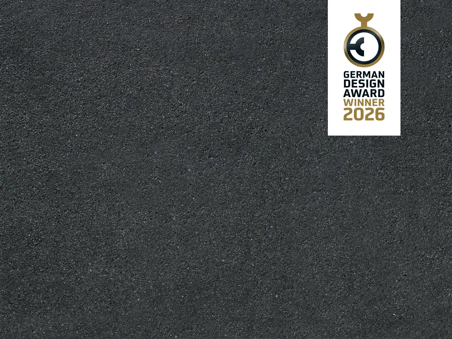 CO2-reduzierte ZeroLine-Terrassenplatte in grauer Naturstein-Optik von Woehe & Heydemann - nachhaltige feine Oberfläche GDA Winner