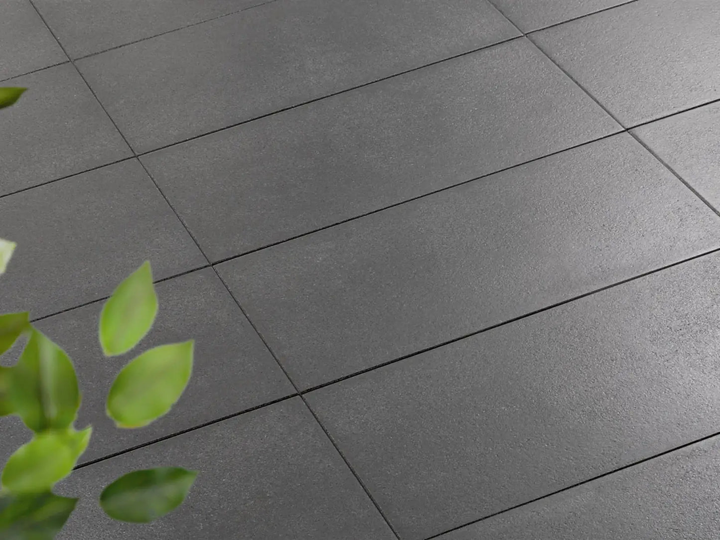 Verlegte PremiumLine-Platten in grau von Woehe & Heydemann in 80x40 – Naturstein-Optik mit harmonischer Linienführung 