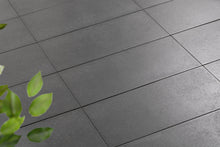 Verlegte PremiumLine-Platten in grau von Woehe & Heydemann in 80x40 – Naturstein-Optik mit harmonischer Linienführung 