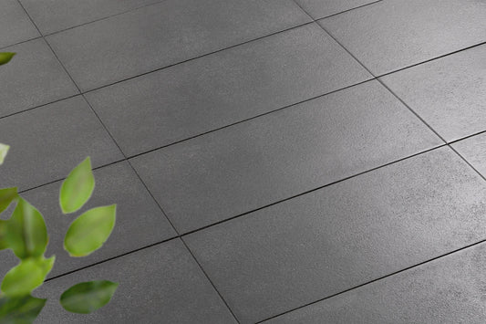 Verlegte PremiumLine-Platten in grau von Woehe & Heydemann in 80x40 – Naturstein-Optik mit harmonischer Linienführung 