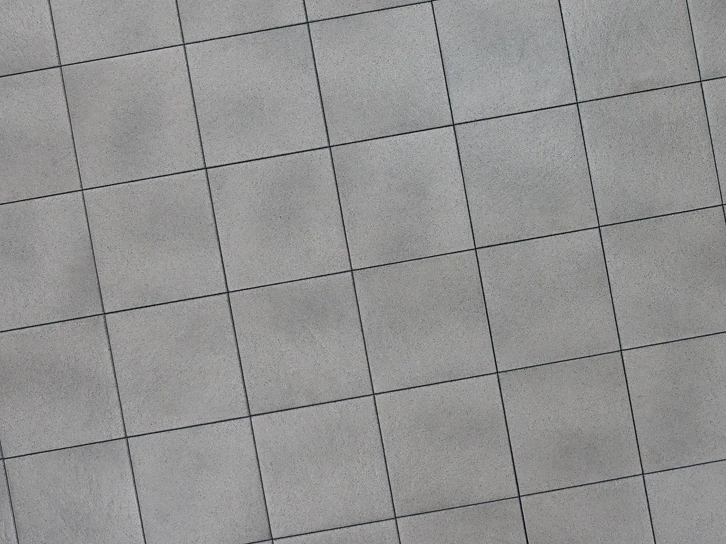 Verlegte PremiumLine-Platten in grau von Woehe & Heydemann in 40x40 – Naturstein-Optik mit harmonischer Linienführung 