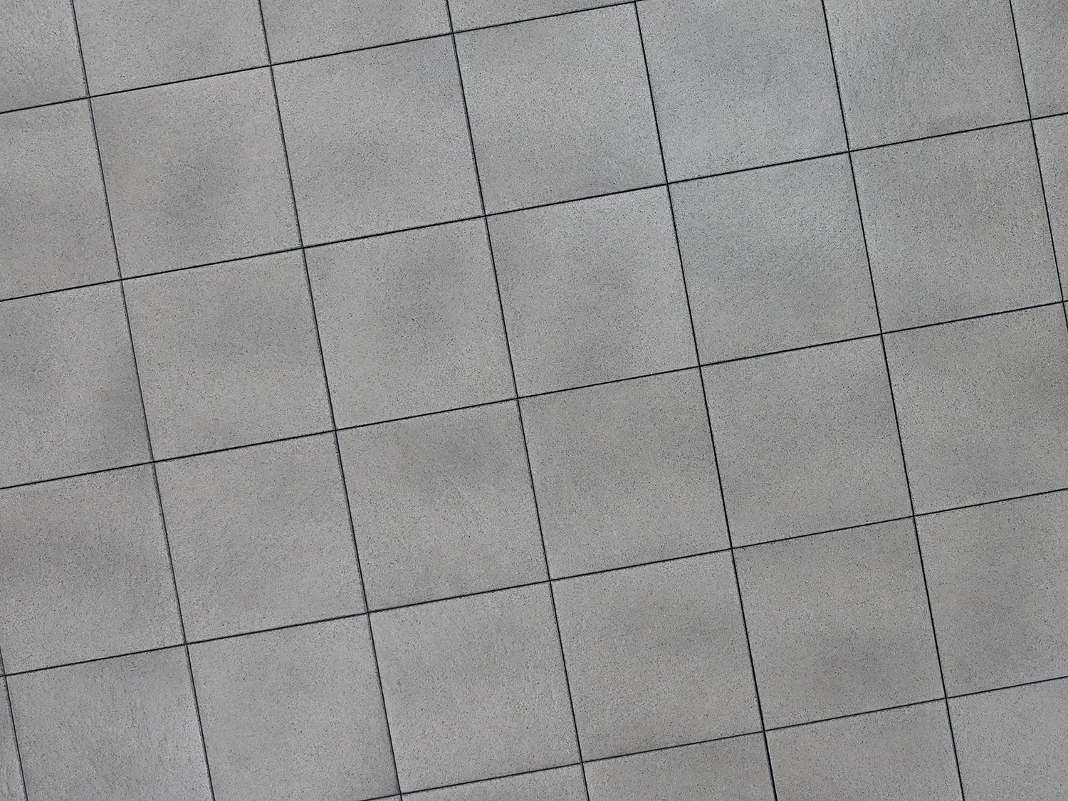 Verlegte PremiumLine-Platten in grau von Woehe & Heydemann in 40x40 – Naturstein-Optik mit harmonischer Linienführung 
