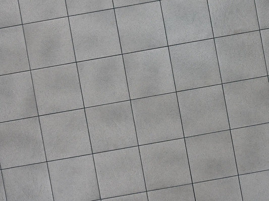 Verlegte PremiumLine-Platten in grau von Woehe & Heydemann in 40x40 – Naturstein-Optik mit harmonischer Linienführung 