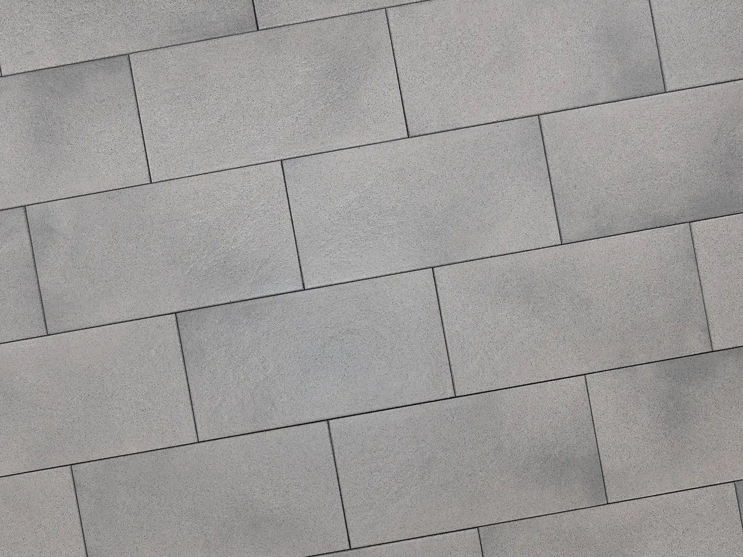 Verlegte PremiumLine-Platten in grau von Woehe & Heydemann in 80x40 – Naturstein-Optik mit harmonischer Linienführung 