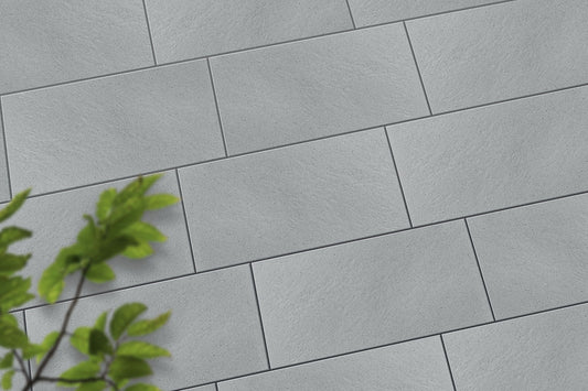Verlegte PremiumLine-Platten in grau von Woehe & Heydemann in 80x40 – Naturstein-Optik mit harmonischer Linienführung 