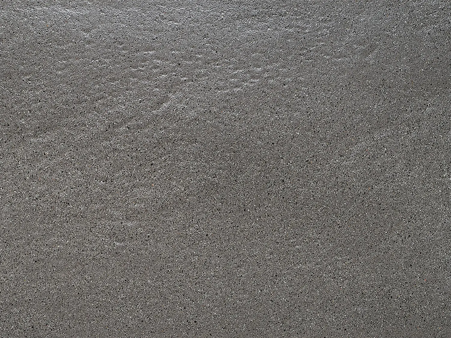 PremiumLine-Terrassenplatte in grauer Naturstein-Optik von Woehe & Heydemann mit feiner Oberfläche 