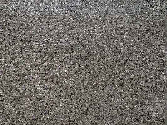 PremiumLine-Terrassenplatte in grauer Naturstein-Optik von Woehe & Heydemann mit feiner Oberfläche 