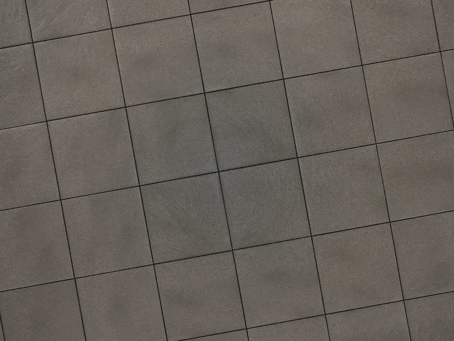 Verlegte PremiumLine-Platten in grau von Woehe & Heydemann in 40x40 – Naturstein-Optik mit harmonischer Linienführung 