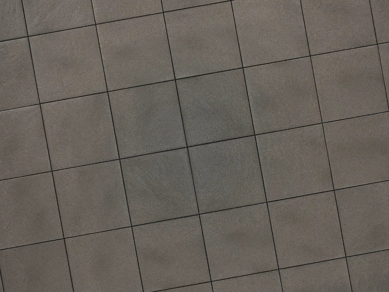 Verlegte PremiumLine-Platten in grau von Woehe & Heydemann in 40x40 – Naturstein-Optik mit harmonischer Linienführung 