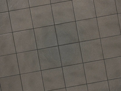 Verlegte PremiumLine-Platten in grau von Woehe & Heydemann in 40x40 – Naturstein-Optik mit harmonischer Linienführung 