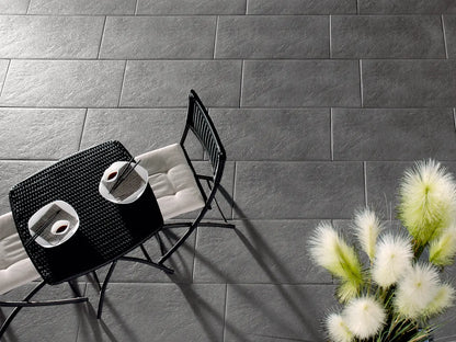 80x40 PremiumLine-Terrassenplatten in grauer Natursteinoptik von Woehe & Heydemann verlegt auf einer modernen Terrasse 