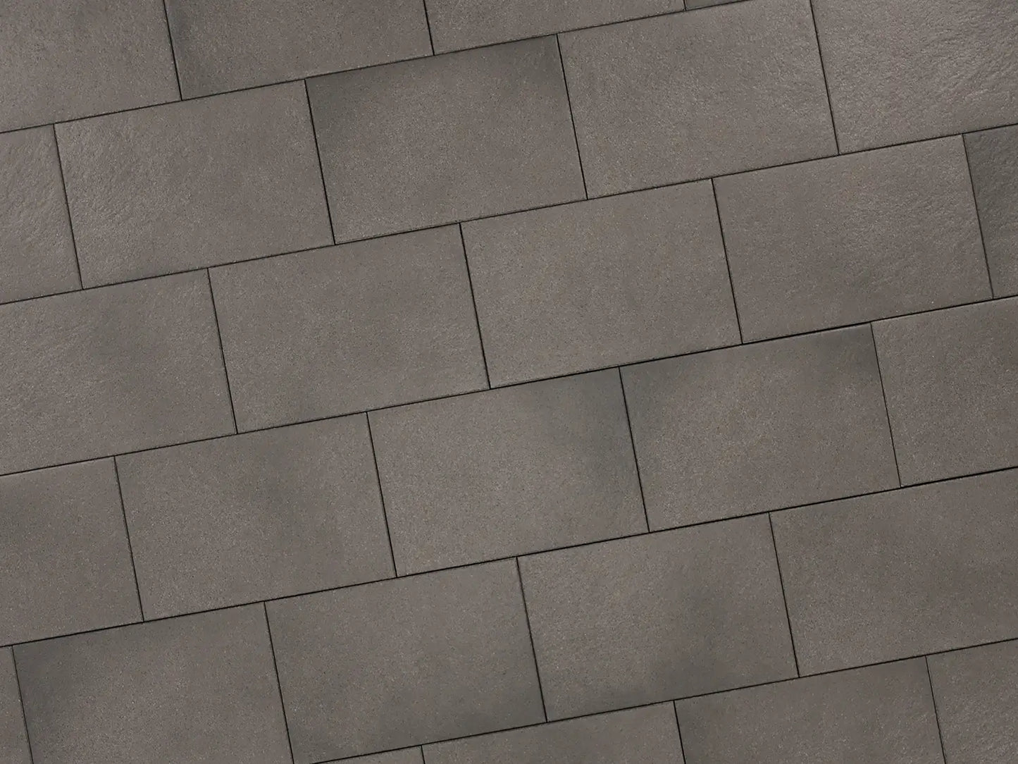 Verlegte PremiumLine-Platten in grau von Woehe & Heydemann in 80x40 – Naturstein-Optik mit harmonischer Linienführung 