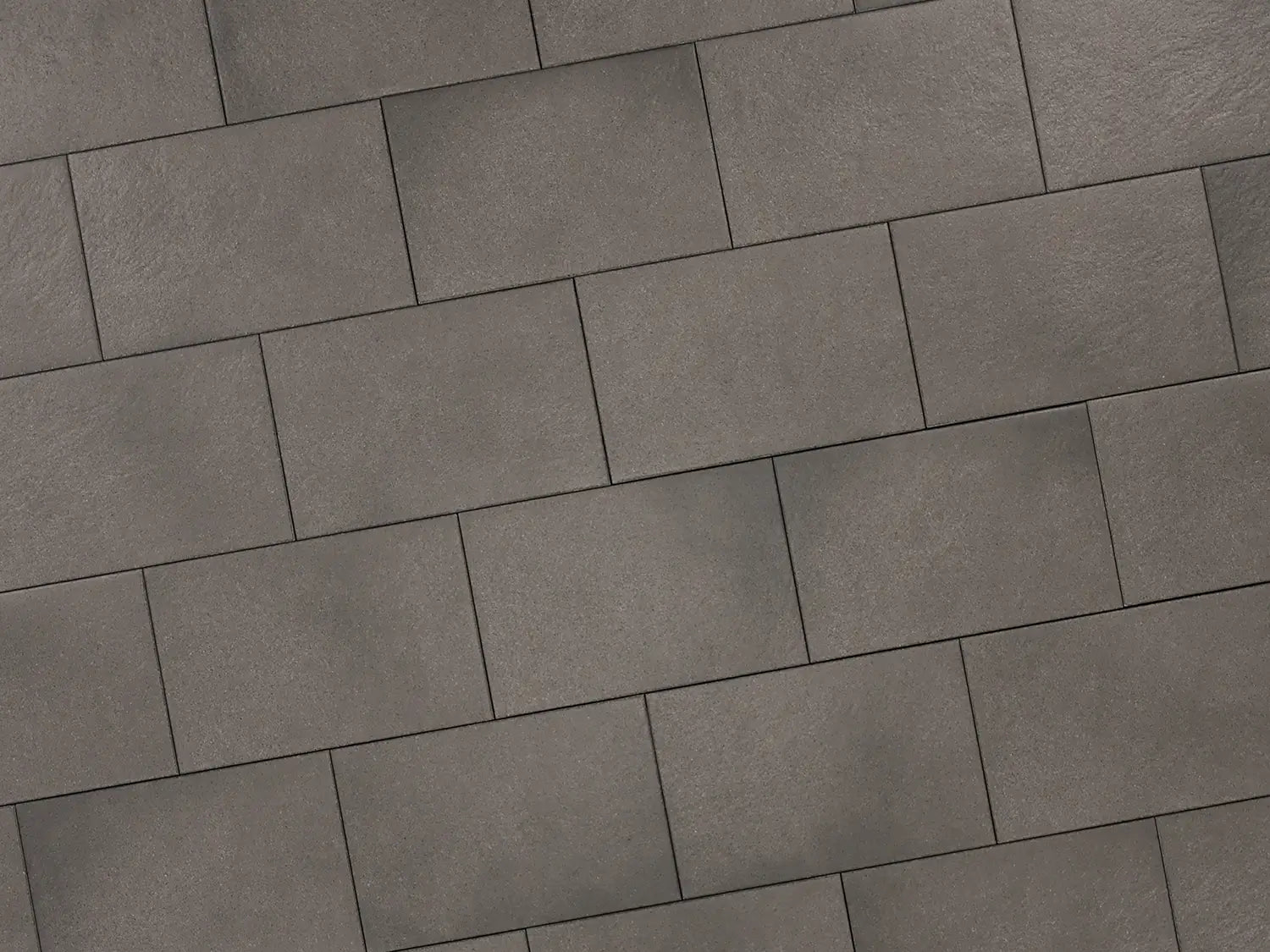 Verlegte PremiumLine-Platten in grau von Woehe & Heydemann in 80x40 – Naturstein-Optik mit harmonischer Linienführung 