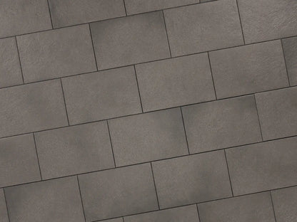 Verlegte PremiumLine-Platten in grau von Woehe & Heydemann in 80x40 – Naturstein-Optik mit harmonischer Linienführung 