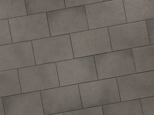 Verlegte PremiumLine-Platten in grau von Woehe & Heydemann in 80x40 – Naturstein-Optik mit harmonischer Linienführung 