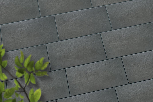 Verlegte PremiumLine-Platten in grau von Woehe & Heydemann in 80x40 – Naturstein-Optik mit harmonischer Linienführung 