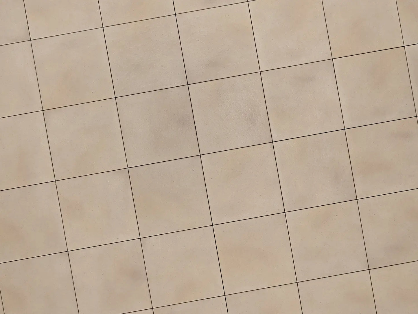 Verlegte PremiumLine-Platten in beige von Woehe & Heydemann in 40x40 – Naturstein-Optik mit harmonischer Linienführung 