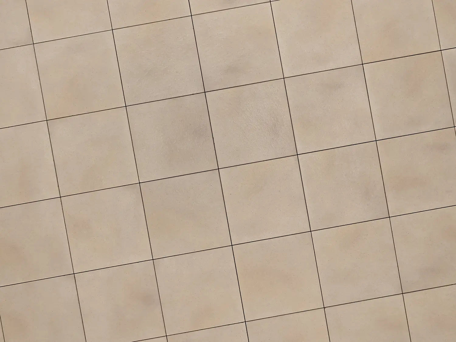 Verlegte PremiumLine-Platten in beige von Woehe & Heydemann in 40x40 – Naturstein-Optik mit harmonischer Linienführung 