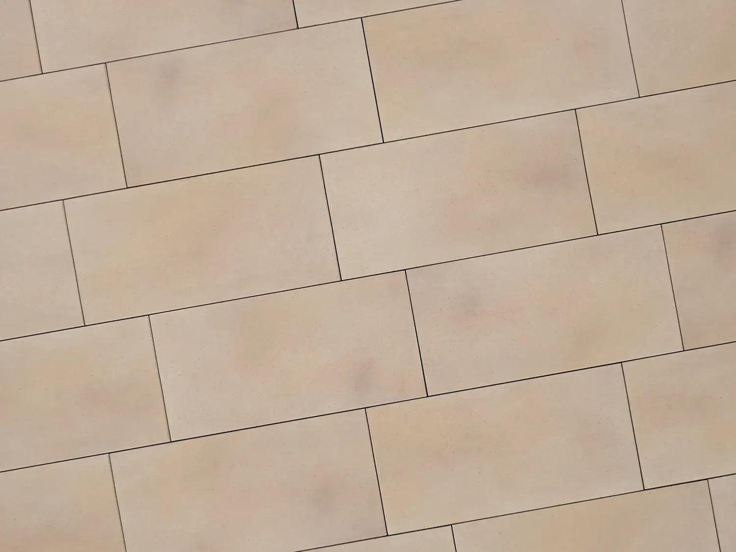 Verlegte PremiumLine-Platten in beige von Woehe & Heydemann in 80x40 – Naturstein-Optik mit harmonischer Linienführung 