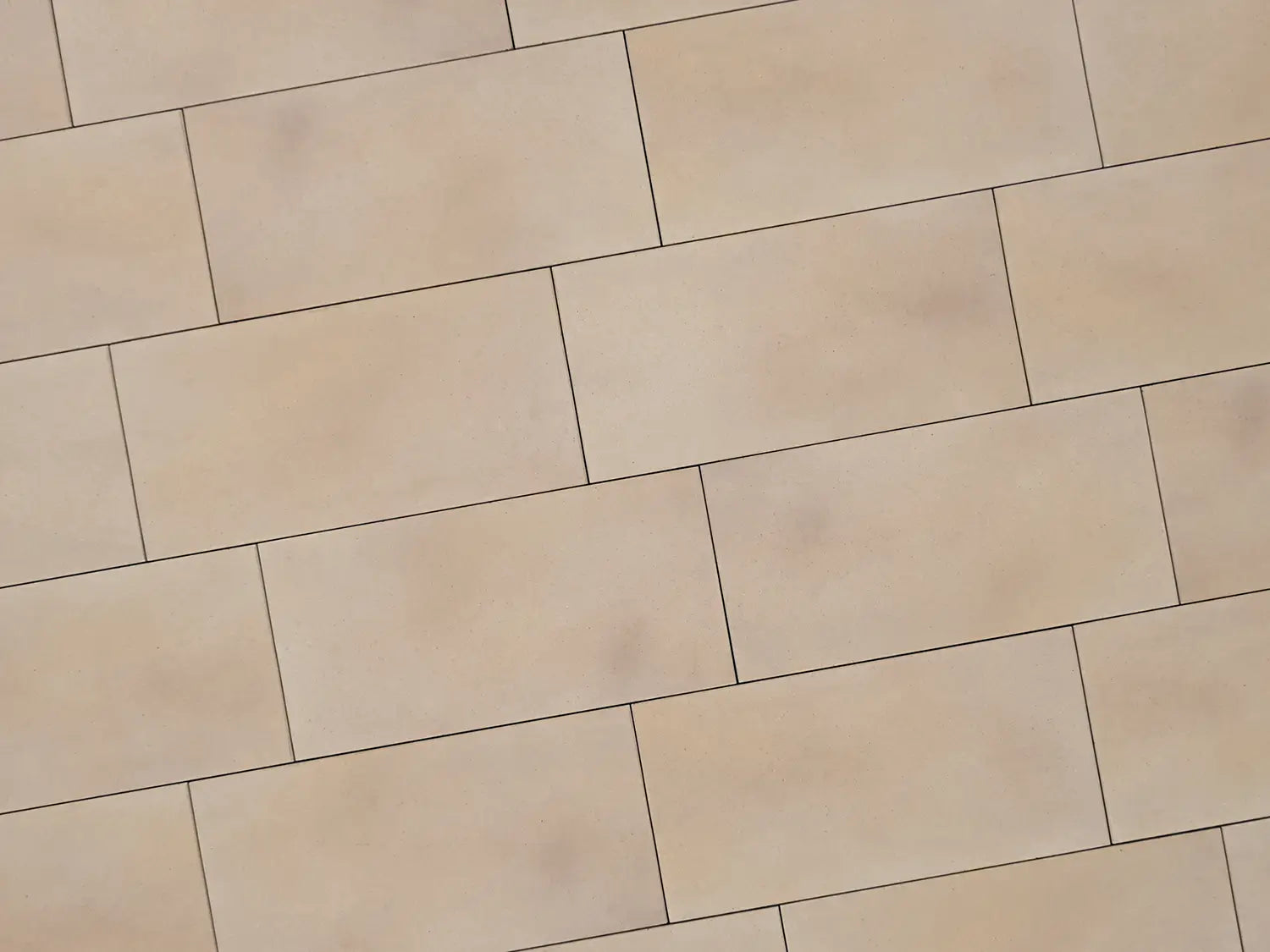 Verlegte PremiumLine-Platten in beige von Woehe & Heydemann in 80x40 – Naturstein-Optik mit harmonischer Linienführung 