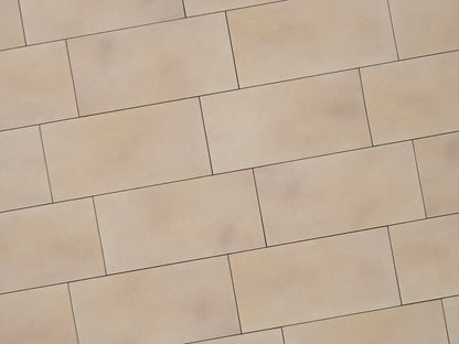 Verlegte PremiumLine-Platten in beige von Woehe & Heydemann in 80x40 – Naturstein-Optik mit harmonischer Linienführung 
