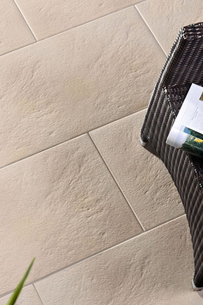 Verlegte PremiumLine-Platten in beige von Woehe & Heydemann in 80x40 – Naturstein-Optik mit harmonischer Linienführung 