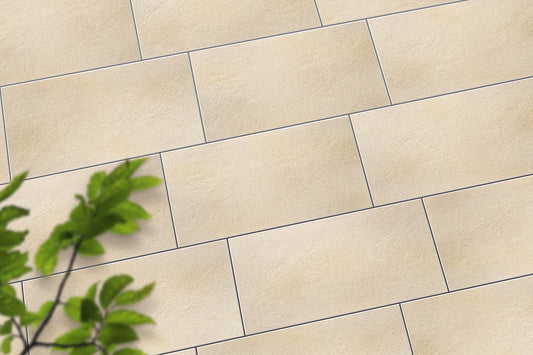 Verlegte PremiumLine-Platten in beige von Woehe & Heydemann in 80x40 – Naturstein-Optik mit harmonischer Linienführung 
