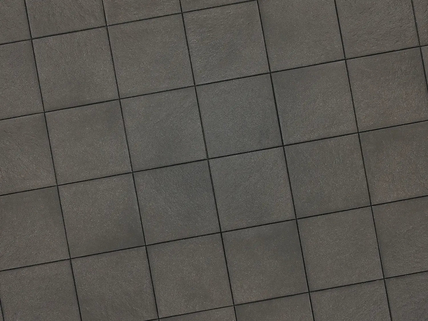 Verlegte PremiumLine-Platten in grau von Woehe & Heydemann in 40x40 – Naturstein-Optik mit harmonischer Linienführung 