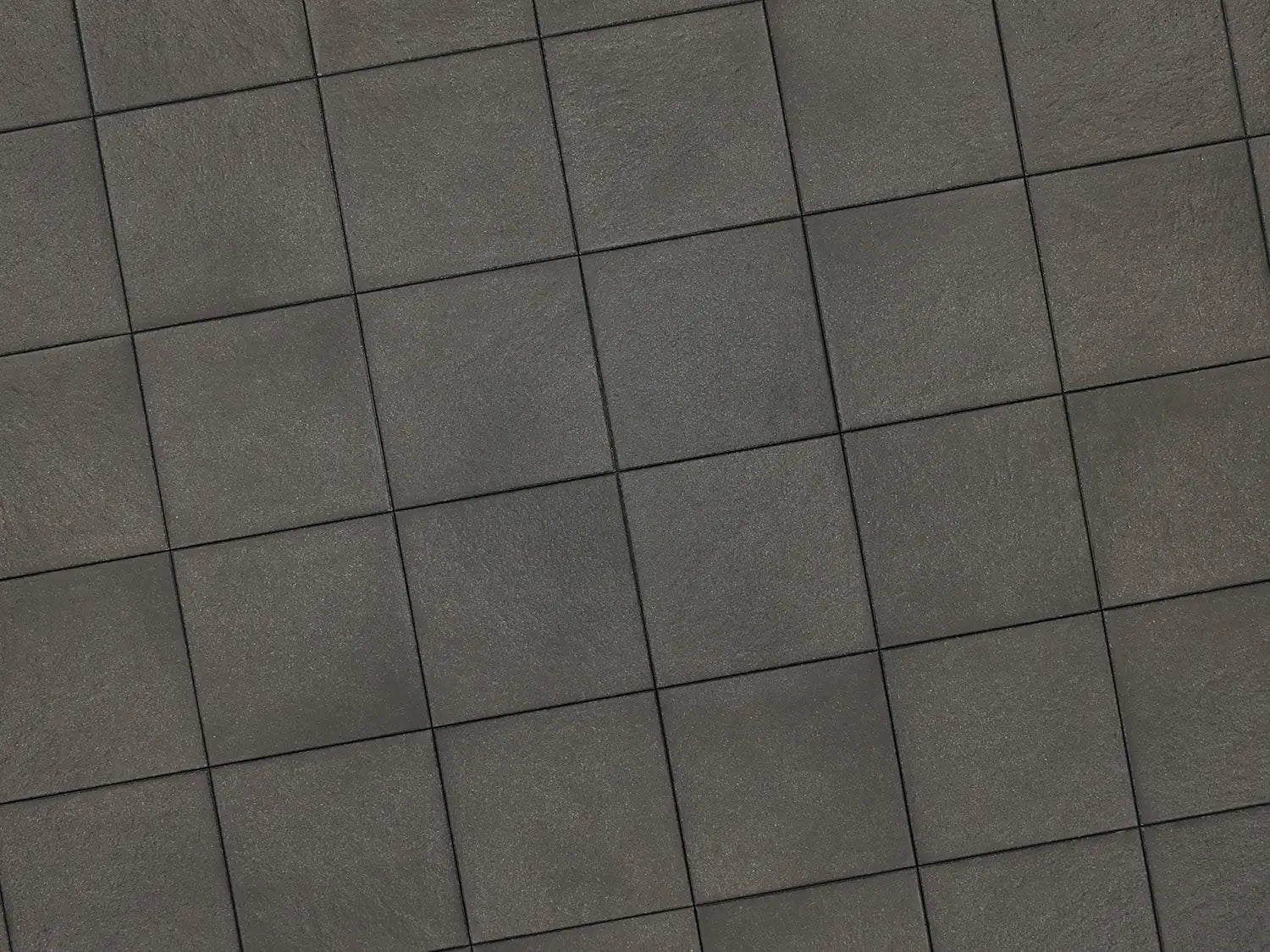 Verlegte PremiumLine-Platten in grau von Woehe & Heydemann in 40x40 – Naturstein-Optik mit harmonischer Linienführung 