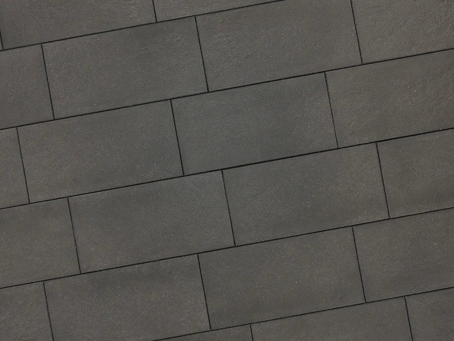 Verlegte PremiumLine-Platten in grau von Woehe & Heydemann in 80x40 – Naturstein-Optik mit harmonischer Linienführung 