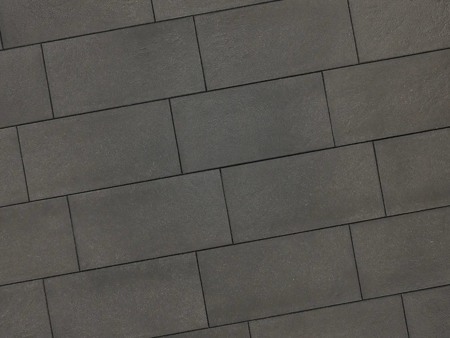 Verlegte PremiumLine-Platten in grau von Woehe & Heydemann in 80x40 – Naturstein-Optik mit harmonischer Linienführung 