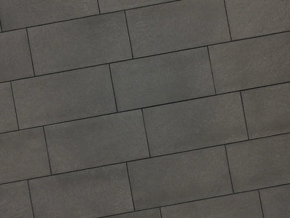 Verlegte PremiumLine-Platten in grau von Woehe & Heydemann in 80x40 – Naturstein-Optik mit harmonischer Linienführung 